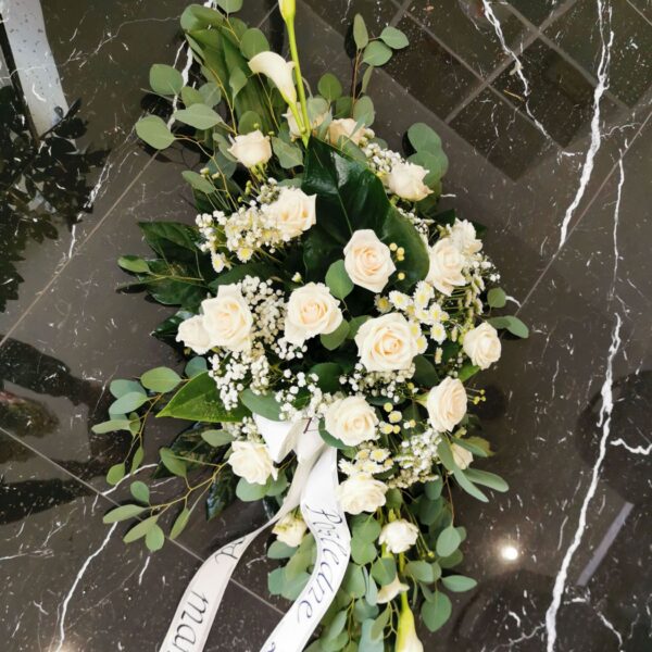 smutocna_ikebana_na_rakvu_krem_ruze_eucal_gypsofila_100cm-120e2-R
