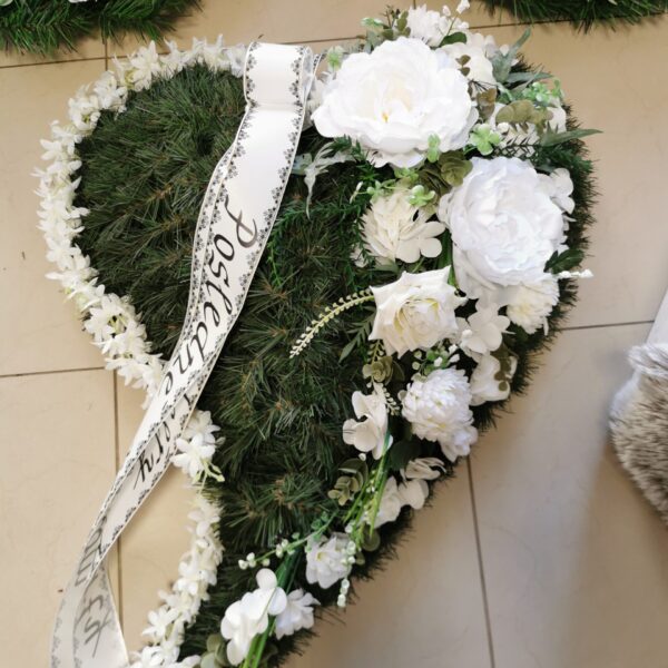 smutocne_umele srdce biele kvety 80cm 60e