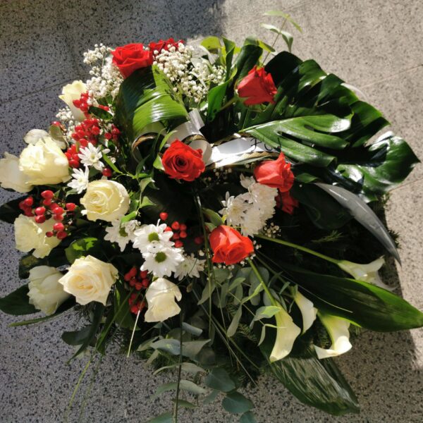 smutocny_veniec_zivy_ighlicie cervene-biele kvety 45cm – 70e 80cm 120e-R